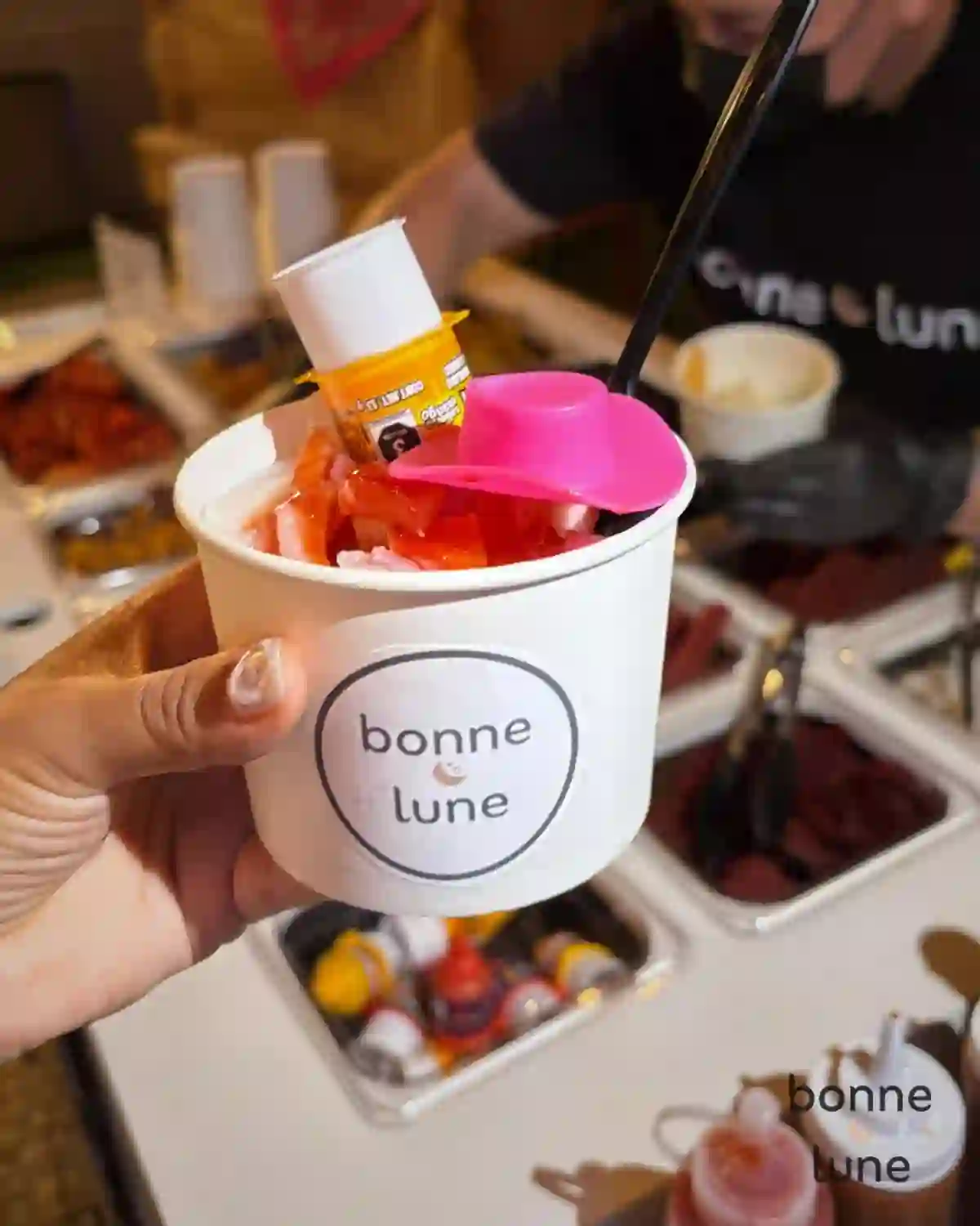 Vaso de clamato de Bonne Lune escarchado y con botana, servido en un evento