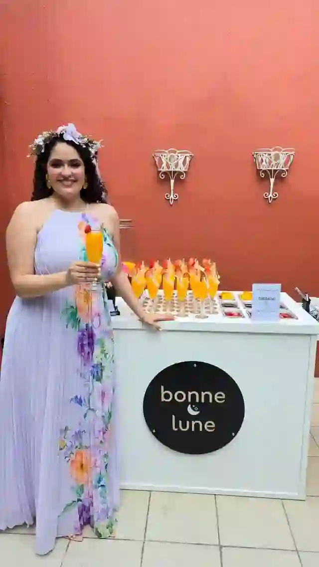 Invitada con una copa de mimosa junto a la barra de Bonne Lune
