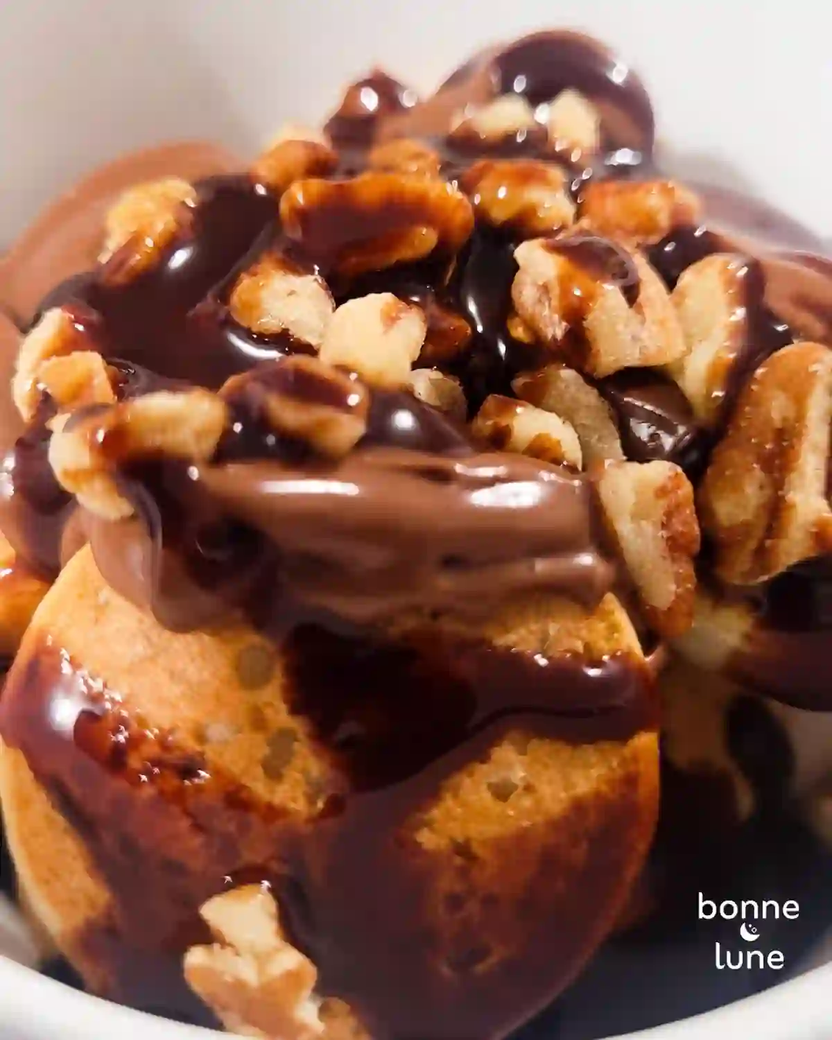 Minipancakes con nutella y nueces servidos por Bonne Lune