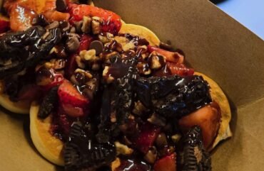 Charola de minipancakes preparados con nutella y nuez picada {{brizy_dc_image_alt imageSrc=