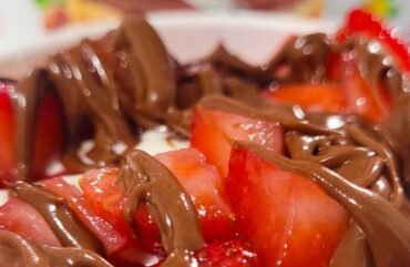 Vaso de fresas con crema y nutella {{brizy_dc_image_alt imageSrc=